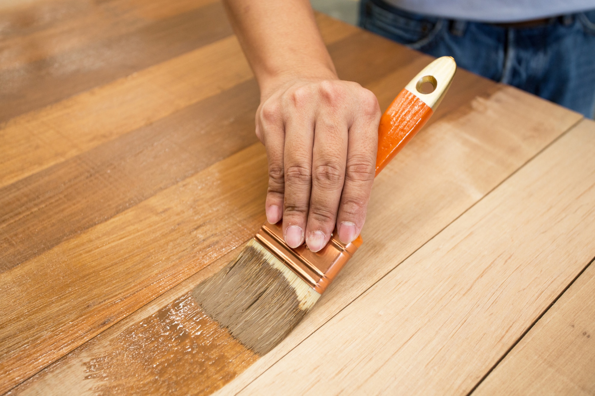 Décaper le bois : comment enlever de la peinture ou du vernis sur